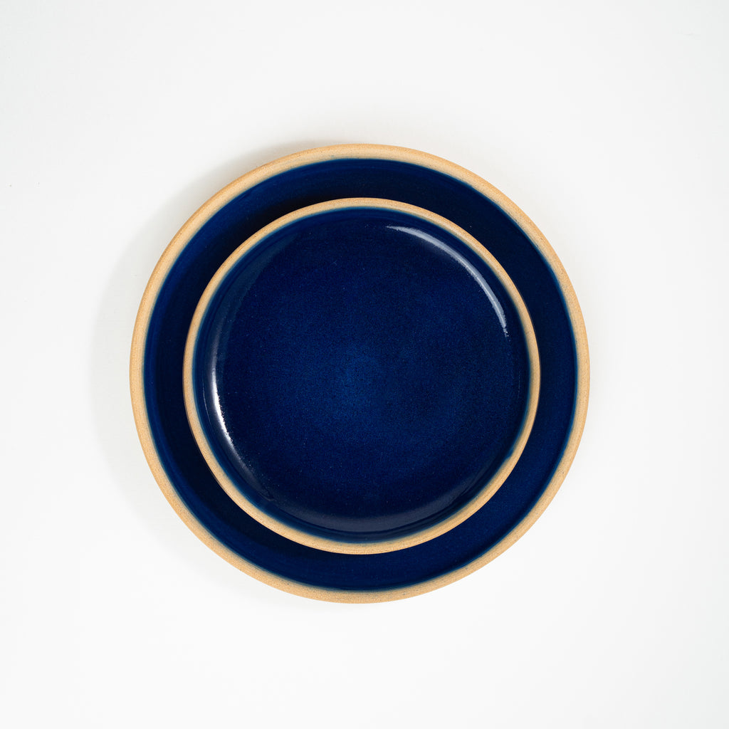 blue-rimmed-plate-set
